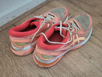Oude asics schoenen  beschikbaar voor biedingen