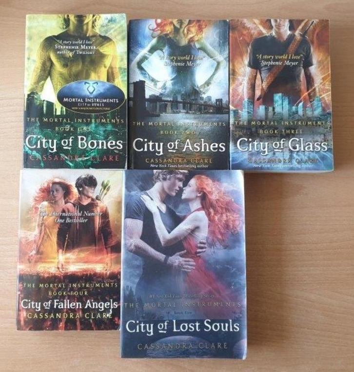 Cassandra Clare - The Mortal Instruments, Boeken, Fantasy, Gelezen, Ophalen of Verzenden