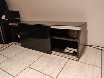 Zwarte TV-meubel met glazen bovenkant 120 x 40 x 40. cm beschikbaar voor biedingen