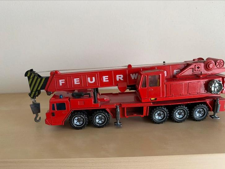 Siku 4010 Feuerwehr Hoogwerker - Zo goed als nieuw!, Hobby en Vrije tijd, Modelbouw | Auto's en Voertuigen, Zo goed als nieuw