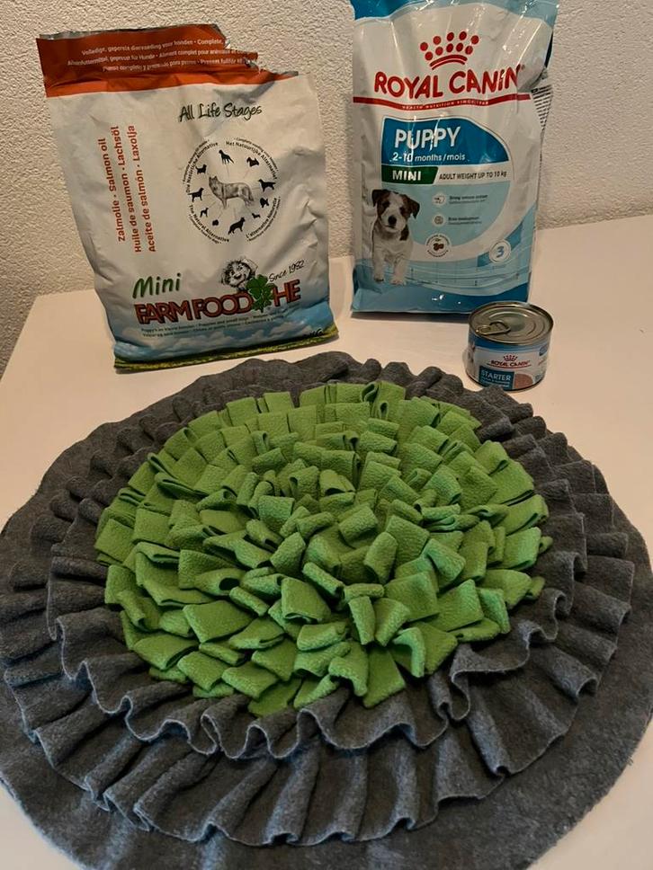 Royal canin +Farmfood puppy brok + snuffelmat +blikje voer, Dieren en Toebehoren, Dierenvoeding, Ophalen
