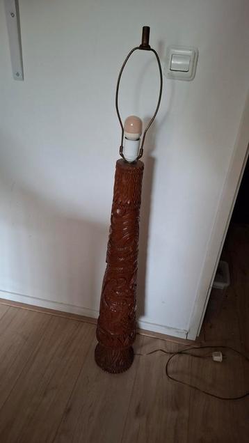 Houten  bewerkte vloerlamp  beschikbaar voor biedingen