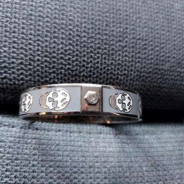Armband met doodskoppen van Alexander M Qreeun.  beschikbaar voor biedingen