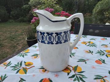 Oude lampetkan/waterkan blauw-op-wit  beschikbaar voor biedingen