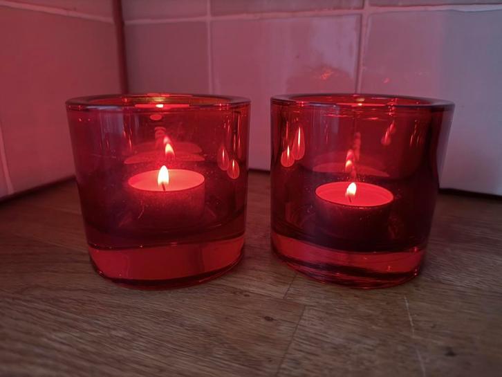 Iittala Kivi 8cm hoog waxinelichthouder rood, Huis en Inrichting, Woonaccessoires | Kandelaars en Kaarsen, Zo goed als nieuw, Kandelaar
