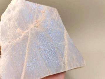 Maansteen slab – roze tint met blauwe glans – 331 g beschikbaar voor biedingen