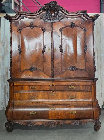 Notenhouten Rococo kabinet, 18e eeuw. beschikbaar voor biedingen
