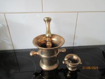 2 ANTIEKE KOPEREN VIJZELS MET STAMPER-GROOT EN KLEIN beschikbaar voor biedingen