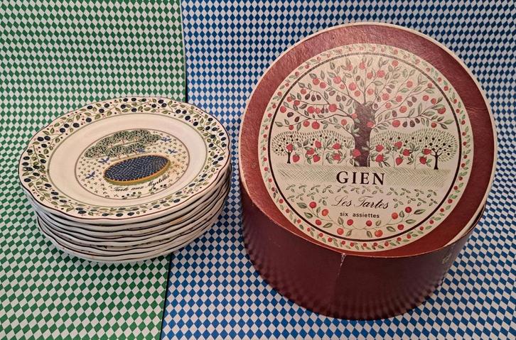 Les Tartes 8 gebaksbordjes + schaal. Gien, France, Huis en Inrichting, Keuken | Servies, Zo goed als nieuw, Bord(en), Overige stijlen