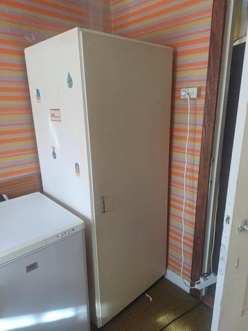 Vintage Kledingkast GRATIS