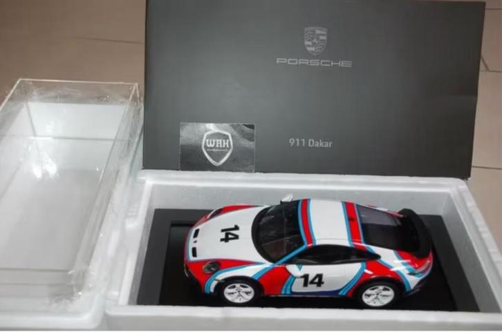 SALE 1:18 PORSCHE 911 992 DAKAR #14 MARTINI Spark dealer WRH, Hobby en Vrije tijd, Modelauto's | 1:18, Zo goed als nieuw, Auto