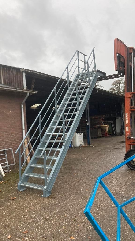 Stalen trap, Doe-het-zelf en Verbouw, Ladders en Trappen, Zo goed als nieuw, 2 tot 4 meter, Ophalen