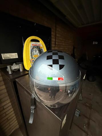 Motor helm beschikbaar voor biedingen