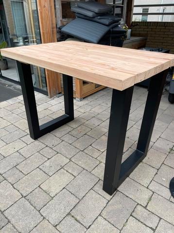 Douglas tuintafel 97x140 hoogte is 111 beschikbaar voor biedingen