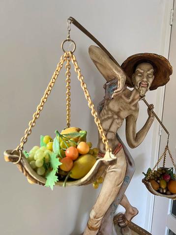 Italiaans beeld met fruitmand beschikbaar voor biedingen