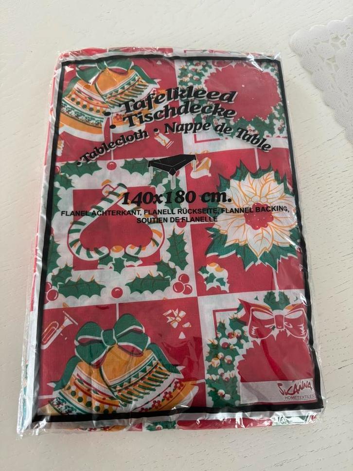 Groot kerst tafelkleed rood groen kerstklok kerstbal nieuw!, Huis en Inrichting, Tafelkleden, Zo goed als nieuw, Rechthoek, Ophalen of Verzenden