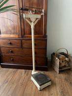 Antieke personenweegschaal, Ophalen