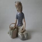 Lladro - Meisje met mand en duif (#4909), Ophalen of Verzenden, Zo goed als nieuw, Mens
