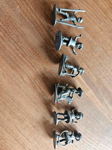 Tinnen beeldjes van kinderen beschikbaar voor biedingen