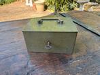 Oude geldkist met sleutel, safety, Ophalen of Verzenden