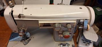Antieke Pmc Golden Stitch naaimachine met meubel beschikbaar voor biedingen