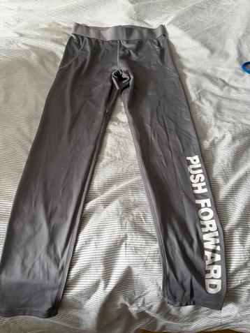 Grijze sportlegging met tekst beschikbaar voor biedingen