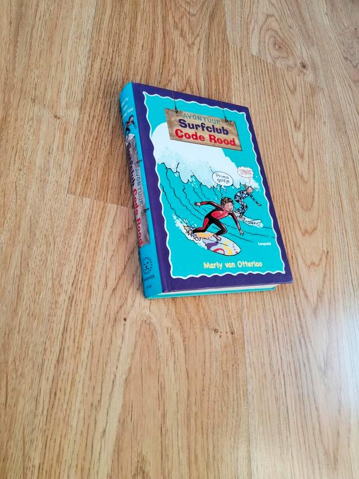 Marly van Otterloo - Surfclub code rood, Boeken, Kinderboeken | Jeugd | onder 10 jaar, Zo goed als nieuw, Fictie algemeen, Ophalen