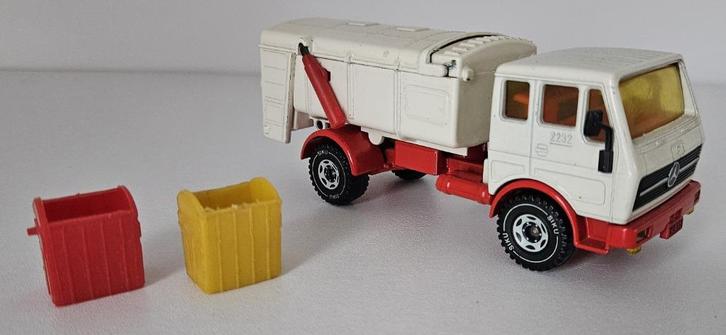 Siku 2511 Mercedes 2232 Vuilniswagen met containers, Hobby en Vrije tijd, Modelauto's | Overige schalen, Gebruikt, Bus of Vrachtwagen