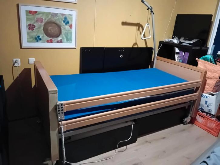 Hooglaagbed / zorgbed, Huis en Inrichting, Slaapkamer | Bedden, Gebruikt, Eenpersoons, 90 cm, 200 cm, Hout, Beige, Verstelbaar