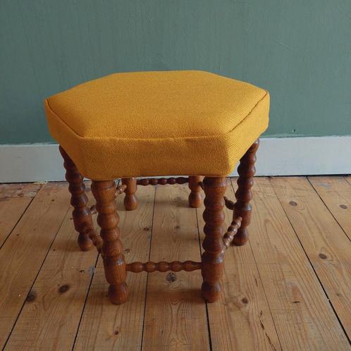 Lucky Vintage prachtige bobbin krukje met okergele zitting, Huis en Inrichting, Krukjes, Zo goed als nieuw, Hout, Ophalen of Verzenden