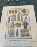 BORDUURPAKKET FLEUR DE LIS LAVENDER GARDEN SAMPLER, Hobby en Vrije tijd, Verzenden, Nieuw, Handborduren, Borduurpakket
