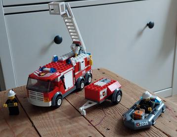 LEGO City Brandweerwagen met Boot - Set 7239 beschikbaar voor biedingen