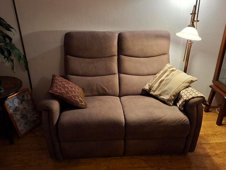 Taupe 2-zitsbankstel met uitschuifbaar zitgedeelte, Huis en Inrichting, Banken | Bankstellen, Ophalen