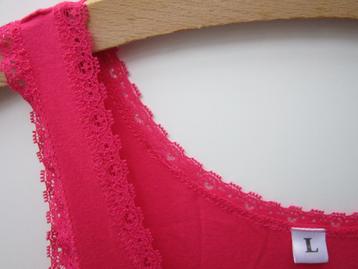 Mooie donkerroze top, zo goed als nieuw, maat L. 95% katoen. beschikbaar voor biedingen