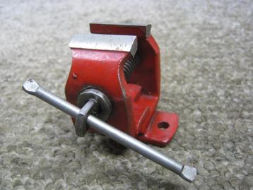 Mini-Bankschroefje. met patent nummer.  330 gram beschikbaar voor biedingen