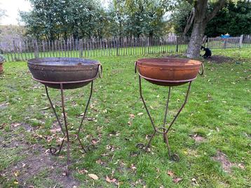 Zware vuurschaal op hoog standaard beschikbaar voor biedingen