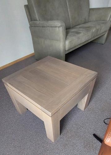 Modern eikenhouten bijzettafel beschikbaar voor biedingen