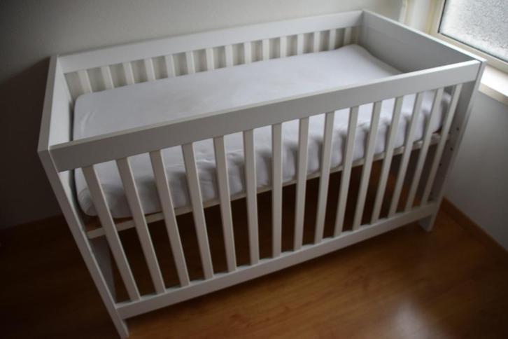 Babybed met ombouw Peuterbed, Commode, Plank met 3 haakjes, Kinderen en Baby's, Kinderkamer | Complete kinderkamers, Zo goed als nieuw