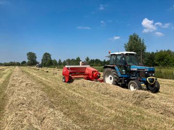 Kleine pakjes hooi beschikbaar voor biedingen