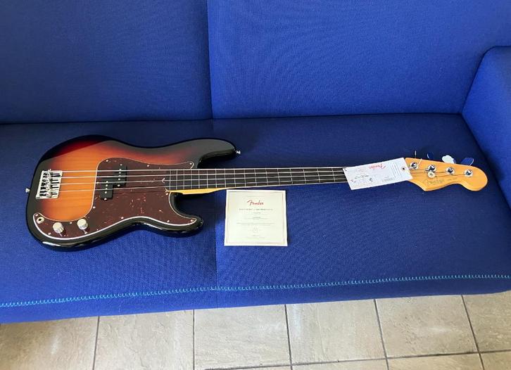 FRETLESS Fender American Prof II 3-Color Sunburst Precision, Muziek en Instrumenten, Snaarinstrumenten | Gitaren | Bas, Zo goed als nieuw