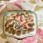 Antieke porseleinen  Neapel CAPODIMONTE trinketbox met putti, Ophalen of Verzenden