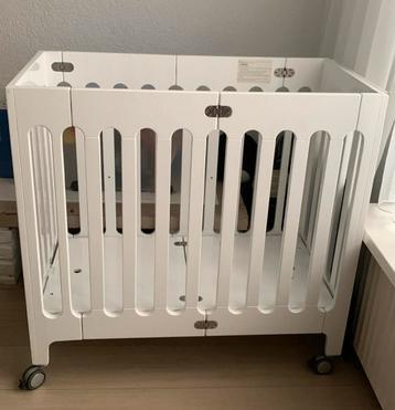 Babybedje, opvouwbaar en voorzien van wieltjes beschikbaar voor biedingen