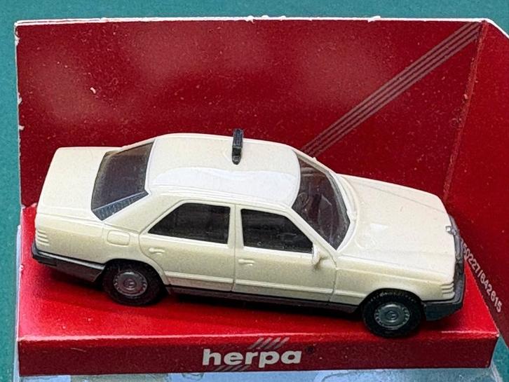Herpa Mercedes Benz 300E taxi  IMG6842/3, Hobby en Vrije tijd, Modelauto's | 1:87, Zo goed als nieuw, Auto, Herpa, Ophalen of Verzenden
