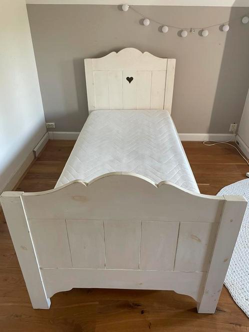 Houten bed 90 x 200 met hartje, Kinderen en Baby's, Kinderkamer | Bedden, Gebruikt, 180 cm of meer, 85 tot 100 cm, Lattenbodem