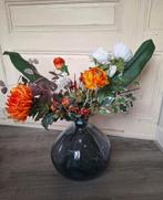 Grote blauwe glazen vaas kunstbloemen., Ophalen, Gebruikt