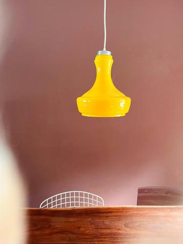 Mid Century Italiaanse yellow hanglamp beschikbaar voor biedingen