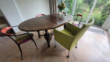 tafel en stoelen beschikbaar voor biedingen