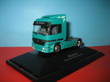Truck  MERCEDES 1843 in PC-vitrine  Herpa beschikbaar voor biedingen