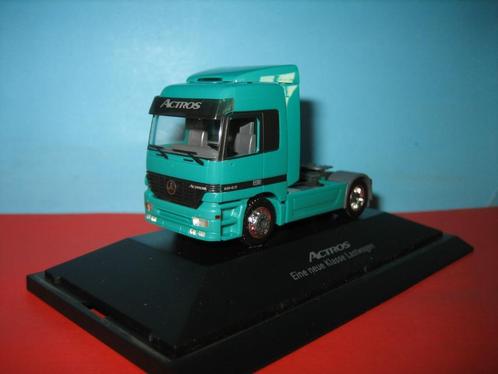 Truck  MERCEDES 1843 in PC-vitrine  Herpa, Hobby en Vrije tijd, Modelauto's | 1:87, Zo goed als nieuw, Bus of Vrachtwagen, Herpa