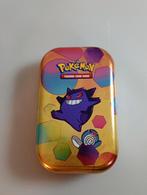 Gevulde pokemon mystery tin, Hobby en Vrije tijd, Verzamelkaartspellen | Pokémon, Ophalen of Verzenden, Zo goed als nieuw, Meerdere kaarten